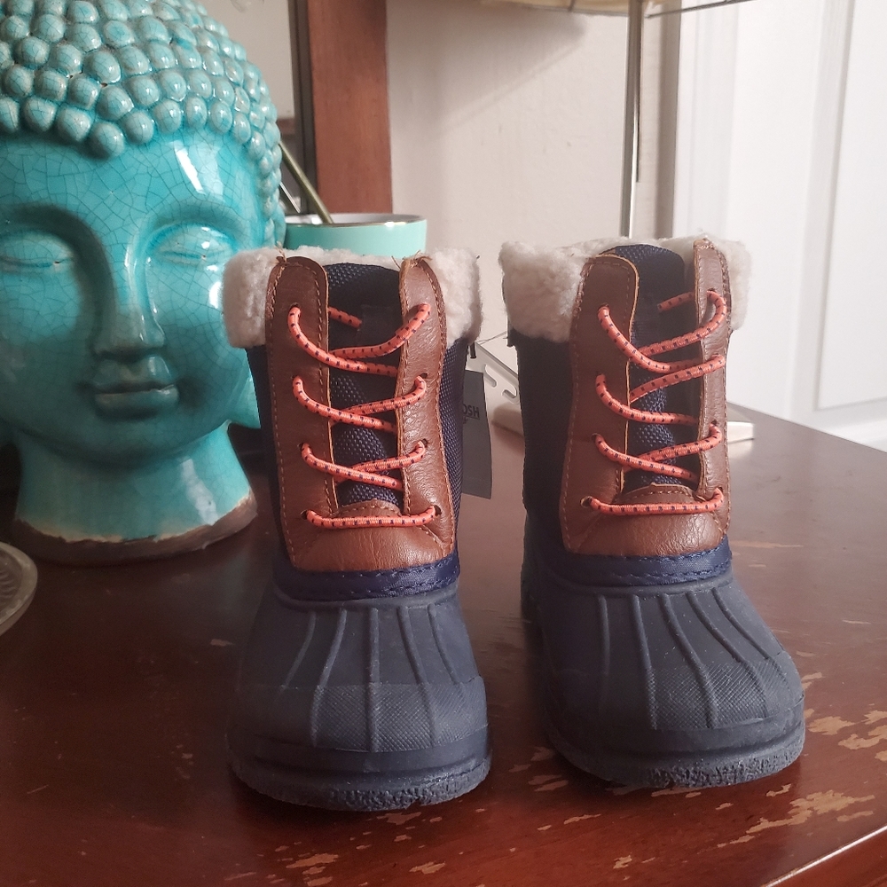 Boys size 7 snow boots, never worn.
